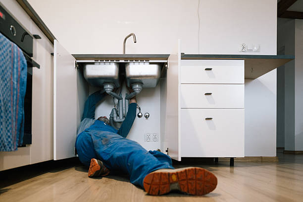 Professional Emergency Plumber technician working in Nokomis, FL